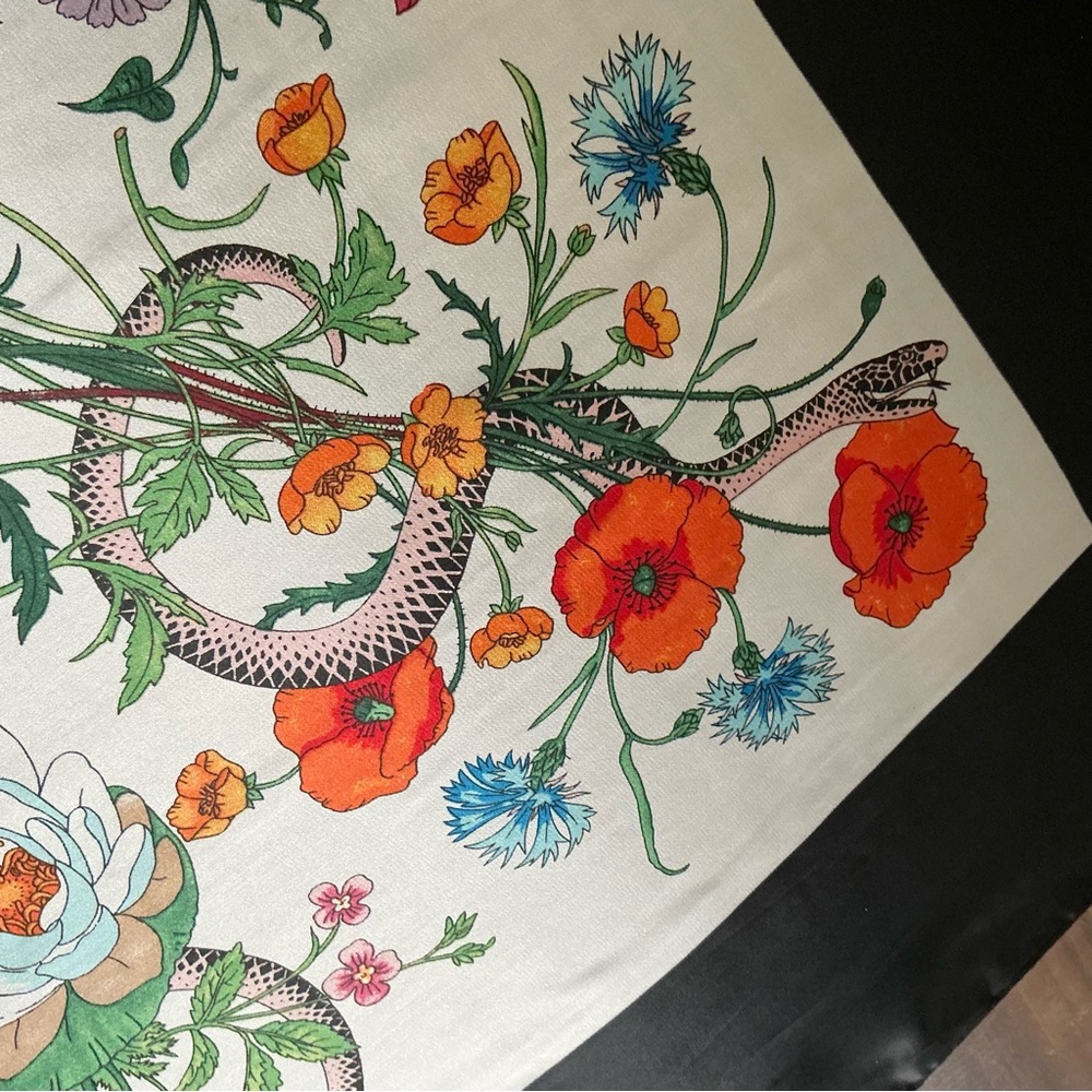Authentic Gucci 100% Silk Scarf Floral Botanical Snake Print Black Border Italy - Picture 7 of 12